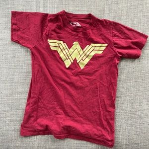 Batman / Superman / Wonder Woman Movie Logo Maroon Tee XS
